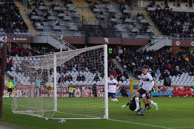 Turin, Italy, 21st December 2024. Thijs Dallinga of Bologna FC scores to give the side a 1-0 lead during the Serie A match at Stadio Grande Torino, Turin. Picture credit should read: Jonathan Moscrop Sportimage EDITORIAL USE ONLY. No use with unauthorised audio, video, data, fixture lists, club league logos or live services. Online in-match use limited to 120 images, no video emulation. No use in betting, games or single club league player publications. SPI-3533-0016