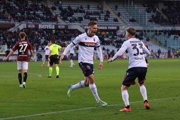 Turin, Italy, 21st December 2024. Thijs Dallinga of Bologna FC celebrates with team mate Juan Miranda after scoring to give the side a 1-0 lead during the Serie A match at Stadio Grande Torino, Turin. Picture credit should read: Jonathan Moscrop Sportimage EDITORIAL USE ONLY. No use with unauthorised audio, video, data, fixture lists, club league logos or live services. Online in-match use limited to 120 images, no video emulation. No use in betting, games or single club league player publications. SPI-3533-0017