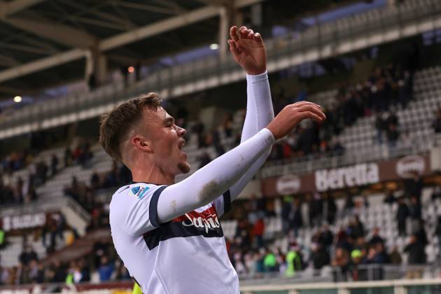 Turin, Italy, 21st December 2024. Thijs Dallinga of Bologna FC celebrates in front of fans following the final whistle of the Serie A match at Stadio Grande Torino, Turin. Picture credit should read: Jonathan Moscrop Sportimage EDITORIAL USE ONLY. No use with unauthorised audio, video, data, fixture lists, club league logos or live services. Online in-match use limited to 120 images, no video emulation. No use in betting, games or single club league player publications. SPI-3533-0027