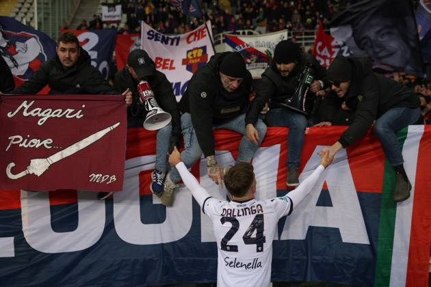 Turin, Italy, 21st December 2024. Thijs Dallinga of Bologna FC salutes the fans following the final whistle of the Serie A match at Stadio Grande Torino, Turin. Picture credit should read: Jonathan Moscrop Sportimage EDITORIAL USE ONLY. No use with unauthorised audio, video, data, fixture lists, club league logos or live services. Online in-match use limited to 120 images, no video emulation. No use in betting, games or single club league player publications. SPI-3533-0045