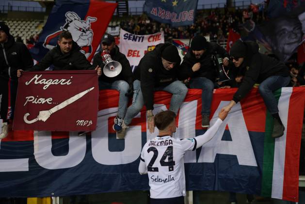 Turin, Italy, 21st December 2024. Thijs Dallinga of Bologna FC salutes the fans following the final whistle of the Serie A match at Stadio Grande Torino, Turin. Picture credit should read: Jonathan Moscrop Sportimage EDITORIAL USE ONLY. No use with unauthorised audio, video, data, fixture lists, club league logos or live services. Online in-match use limited to 120 images, no video emulation. No use in betting, games or single club league player publications. SPI-3533-0046