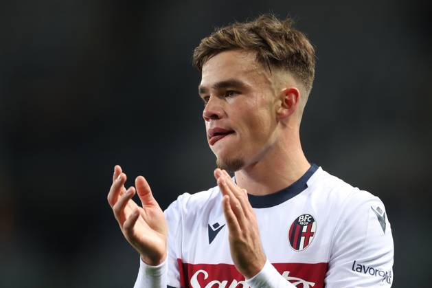 Turin, Italy, 21st December 2024. Thijs Dallinga of Bologna FC applauds the fans following the final whistle of the Serie A match at Stadio Grande Torino, Turin. Picture credit should read: Jonathan Moscrop Sportimage EDITORIAL USE ONLY. No use with unauthorised audio, video, data, fixture lists, club league logos or live services. Online in-match use limited to 120 images, no video emulation. No use in betting, games or single club league player publications. SPI-3533-0050