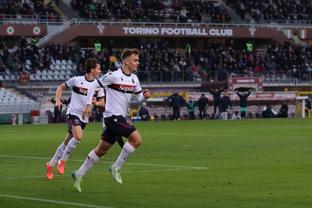 Turin, Italy, 21st December 2024. Thijs Dallinga of Bologna FC celebrates with team mate Giovanni Fabbian after scoring to give the side a 1-0 lead during the Serie A match at Stadio Grande Torino, Turin. Picture credit should read: Jonathan Moscrop Sportimage EDITORIAL USE ONLY. No use with unauthorised audio, video, data, fixture lists, club league logos or live services. Online in-match use limited to 120 images, no video emulation. No use in betting, games or single club league player publications. SPI-3533-0072