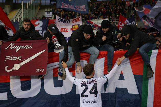 Turin, Italy, 21st December 2024. Thijs Dallinga of Bologna FC salutes the fans following the final whistle of the Serie A match at Stadio Grande Torino, Turin. Picture credit should read: Jonathan Moscrop Sportimage EDITORIAL USE ONLY. No use with unauthorised audio, video, data, fixture lists, club league logos or live services. Online in-match use limited to 120 images, no video emulation. No use in betting, games or single club league player publications. SPI-3533-0078