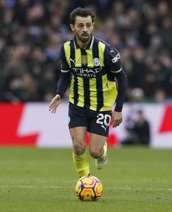 Birmingham, England, 21st December 2024. Bernardo Silva of Manchester City during the Premier League match at Villa Park, Birmingham. Picture credit should read: Andrew Yates Sportimage EDITORIAL USE ONLY. No use with unauthorised audio, video, data, fixture lists, club league logos or live services. Online in-match use limited to 120 images, no video emulation. No use in betting, games or single club league player publications. SPI-3544-0122