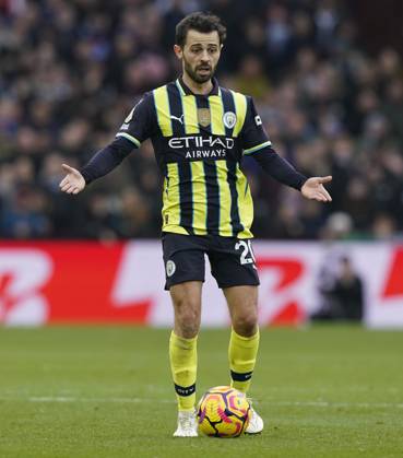 Birmingham, England, 21st December 2024. Bernardo Silva of Manchester City during the Premier League match at Villa Park, Birmingham. Picture credit should read: Andrew Yates Sportimage EDITORIAL USE ONLY. No use with unauthorised audio, video, data, fixture lists, club league logos or live services. Online in-match use limited to 120 images, no video emulation. No use in betting, games or single club league player publications. SPI-3544-0124