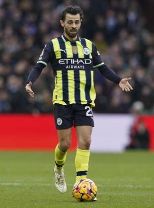 Birmingham, England, 21st December 2024. Bernardo Silva of Manchester City during the Premier League match at Villa Park, Birmingham. Picture credit should read: Andrew Yates Sportimage EDITORIAL USE ONLY. No use with unauthorised audio, video, data, fixture lists, club league logos or live services. Online in-match use limited to 120 images, no video emulation. No use in betting, games or single club league player publications. SPI-3544-0125