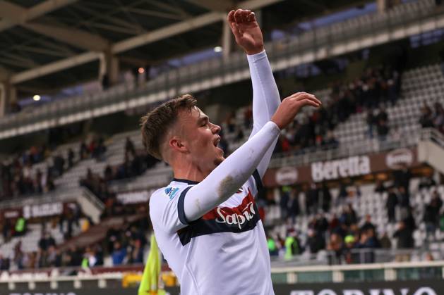 Turin, Italy, 21st December 2024. Thijs Dallinga of Bologna FC celebrates in front of fans following the final whistle of the Serie A match at Stadio Grande Torino, Turin. Picture credit should read: Jonathan Moscrop Sportimage EDITORIAL USE ONLY. No use with unauthorised audio, video, data, fixture lists, club league logos or live services. Online in-match use limited to 120 images, no video emulation. No use in betting, games or single club league player publications. SPI-3533-0082