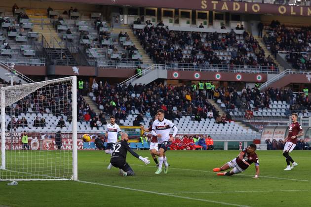 Turin, Italy, 21st December 2024. Thijs Dallinga of Bologna FC scores to give the side a 1-0 lead during the Serie A match at Stadio Grande Torino, Turin. Picture credit should read: Jonathan Moscrop Sportimage EDITORIAL USE ONLY. No use with unauthorised audio, video, data, fixture lists, club league logos or live services. Online in-match use limited to 120 images, no video emulation. No use in betting, games or single club league player publications. SPI-3533-0089