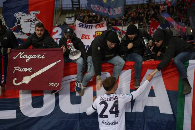 Turin, Italy, 21st December 2024. Thijs Dallinga of Bologna FC salutes the fans following the final whistle of the Serie A match at Stadio Grande Torino, Turin. Picture credit should read: Jonathan Moscrop Sportimage EDITORIAL USE ONLY. No use with unauthorised audio, video, data, fixture lists, club league logos or live services. Online in-match use limited to 120 images, no video emulation. No use in betting, games or single club league player publications. SPI-3533-0101