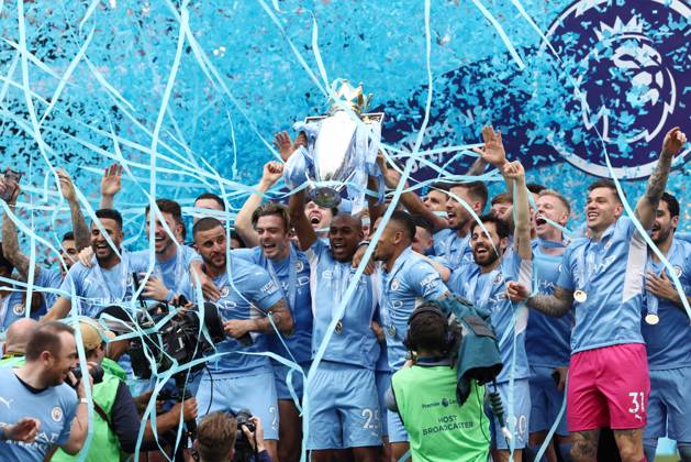 Manchester City v Aston Villa - Premier League - Etihad Stadium May 22, 2022, Manchester, United Kingdom: Manchester, England, 22nd May 2022. Fernandinho of Manchester City lifts the Premier league trophy after the Premier League match at the Etihad Stadium, Manchester. Manchester United Kingdom EDITORIAL USE ONLY Copyright: xx ZUMA-20220522_zaf_si1_431.jpg DarrenxStaplesx csmphototwo917430