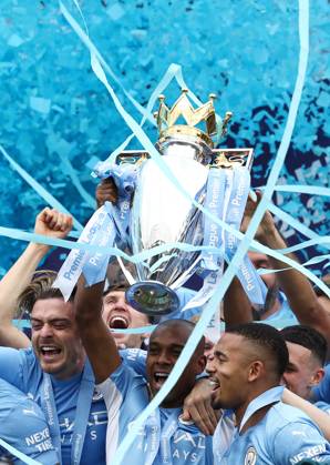 Manchester City v Aston Villa - Premier League - Etihad Stadium May 22, 2022, Manchester, United Kingdom: Manchester, England, 22nd May 2022. Fernandinho of Manchester City lifts the Premier league trophy after the Premier League match at the Etihad Stadium, Manchester. Manchester United Kingdom EDITORIAL USE ONLY Copyright: xx ZUMA-20220522_zaf_si1_430.jpg DarrenxStaplesx csmphototwo917431
