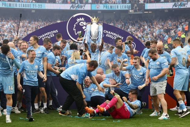 Manchester City v Aston Villa - Premier League - Etihad Stadium May 22, 2022, Manchester, United Kingdom: Manchester, England, 22nd May 2022. Fernandinho of Manchester City lifts the Premier league trophy after the Premier League match at the Etihad Stadium, Manchester. Manchester United Kingdom EDITORIAL USE ONLY Copyright: xx ZUMA-20220522_zaf_si1_435.jpg DarrenxStaplesx csmphototwo917432