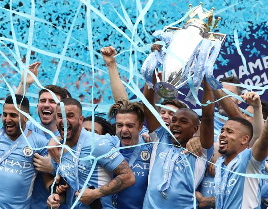 Manchester City v Aston Villa - Premier League - Etihad Stadium May 22, 2022, Manchester, United Kingdom: Manchester, England, 22nd May 2022. Fernandinho of Manchester City lifts the Premier league trophy after the Premier League match at the Etihad Stadium, Manchester. Manchester United Kingdom EDITORIAL USE ONLY Copyright: xx ZUMA-20220522_zaf_si1_434.jpg DarrenxStaplesx csmphototwo917433
