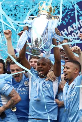 Manchester City v Aston Villa - Premier League - Etihad Stadium May 22, 2022, Manchester, United Kingdom: Manchester, England, 22nd May 2022. Fernandinho of Manchester City lifts the Premier league trophy after the Premier League match at the Etihad Stadium, Manchester. Manchester United Kingdom EDITORIAL USE ONLY Copyright: xx ZUMA-20220522_zaf_si1_433.jpg DarrenxStaplesx csmphototwo917434