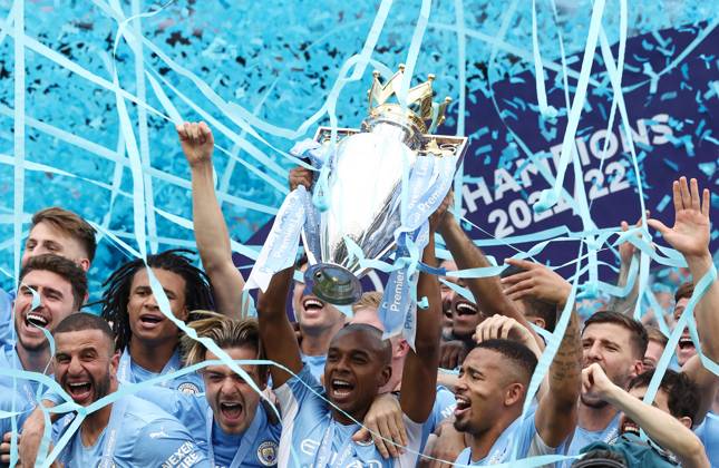 Manchester City v Aston Villa - Premier League - Etihad Stadium May 22, 2022, Manchester, United Kingdom: Manchester, England, 22nd May 2022. Fernandinho of Manchester City lifts the Premier league trophy after the Premier League match at the Etihad Stadium, Manchester. Manchester United Kingdom EDITORIAL USE ONLY Copyright: xx ZUMA-20220522_zaf_si1_432.jpg DarrenxStaplesx csmphototwo917435