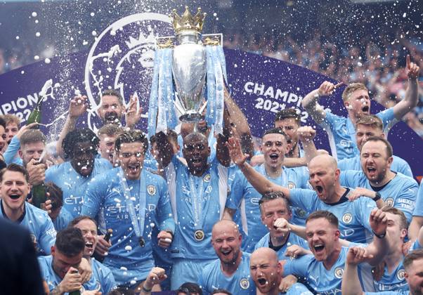 Manchester City v Aston Villa - Premier League - Etihad Stadium May 22, 2022, Manchester, United Kingdom: Manchester, England, 22nd May 2022. Fernandinho of Manchester City lifts the Premier league trophy after the Premier League match at the Etihad Stadium, Manchester. Manchester United Kingdom EDITORIAL USE ONLY Copyright: xx ZUMA-20220522_zaf_si1_441.jpg DarrenxStaplesx csmphototwo917436