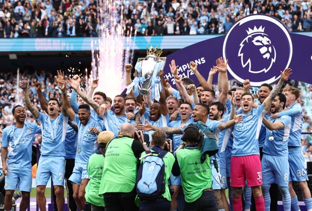 Manchester City v Aston Villa - Premier League - Etihad Stadium May 22, 2022, Manchester, United Kingdom: Manchester, England, 22nd May 2022. Fernandinho of Manchester City lifts the Premier league trophy after the Premier League match at the Etihad Stadium, Manchester. Manchester United Kingdom EDITORIAL USE ONLY Copyright: xx ZUMA-20220522_zaf_si1_438.jpg DarrenxStaplesx csmphototwo917438