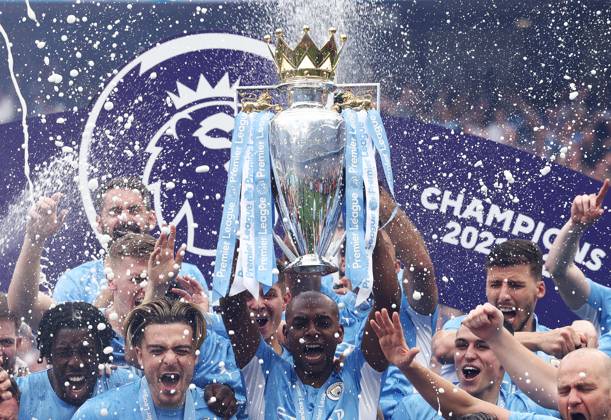 Manchester City v Aston Villa - Premier League - Etihad Stadium May 22, 2022, Manchester, United Kingdom: Manchester, England, 22nd May 2022. Fernandinho of Manchester City lifts the Premier league trophy after the Premier League match at the Etihad Stadium, Manchester. Manchester United Kingdom EDITORIAL USE ONLY Copyright: xx ZUMA-20220522_zaf_si1_437.jpg DarrenxStaplesx csmphototwo917439