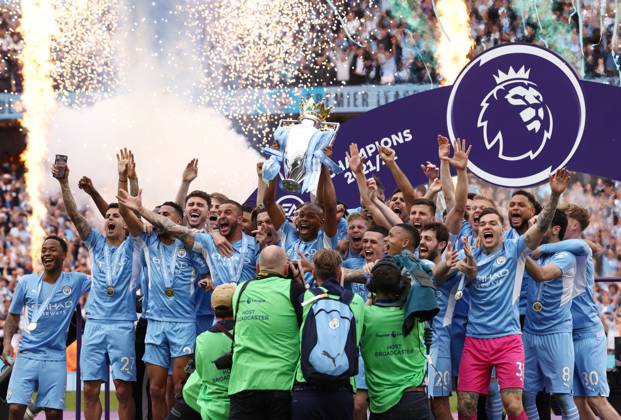 Manchester City v Aston Villa - Premier League - Etihad Stadium May 22, 2022, Manchester, United Kingdom: Manchester, England, 22nd May 2022. Fernandinho of Manchester City lifts the Premier league trophy after the Premier League match at the Etihad Stadium, Manchester. Manchester United Kingdom EDITORIAL USE ONLY Copyright: xx ZUMA-20220522_zaf_si1_436.jpg DarrenxStaplesx csmphototwo917440