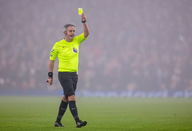 Football - FA Premier League - Liverpool FC v Fulham FC LIVERPOOL, ENGLAND - Saturday, December 14, 2024: Referee Darren Bond shows a yellow card during the FA Premier League match between Liverpool FC and Fulham FC at Anfield. (Photo by David Rawcliffe Propaganda) LIVERPOOL Anfield MERSEYSIDE ENGLAND Copyright: xDavidxRawcliffex P2024-12-26-Liverpool_Leicester-61