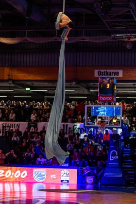 easyCredit Basketball Bundesliga, BBL, Season 2024 2025, Men 28 12 2024, Syntainics MBC Alba Berlin, Anne Scholze, Aerial acrobatics at half-time Copyright Alexander Trienitz