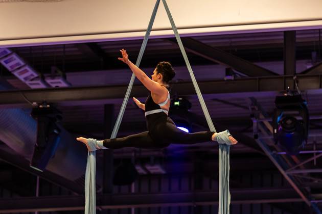 easyCredit Basketball Bundesliga, BBL, Season 2024 2025, Men 28 12 2024, Syntainics MBC Alba Berlin, Anne Scholze, Aerial acrobatics at half-time Copyright Alexander Trienitz