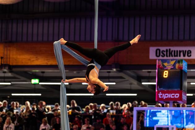 easyCredit Basketball Bundesliga, BBL, Season 2024 2025, Men 28 12 2024, Syntainics MBC Alba Berlin, Anne Scholze, Aerial acrobatics at half-time Copyright Alexander Trienitz