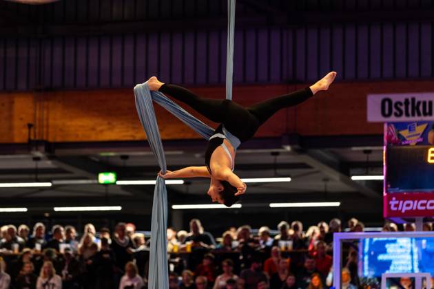 easyCredit Basketball Bundesliga, BBL, Season 2024 2025, Men 28 12 2024, Syntainics MBC Alba Berlin, Anne Scholze, Aerial acrobatics at half-time Copyright Alexander Trienitz