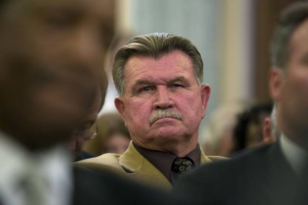 NFL, American Football Herren, USA RETIREES Mike Ditka sits in the audience and listens to Daryl Johnston, FOX sports broadcaster and former Dallas Cowboys player, testify before the Senate Commerce Committee on NFL retirement system, Tuesday, September 18, 2007 in Washington, D.C. (Chuck Kennedy MCT) WASHINGTON DC USA EDITORIAL USE ONLY Copyright: xx 1048944 ChuckxKennedyx krtphotoslive270560