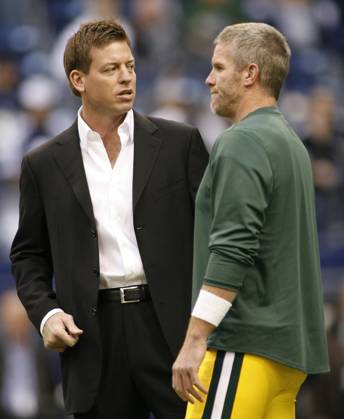 Packers-Cowboys Former Dallas Cowboys quarterback Troy Aikman visits with Green Bay Packers quarterback Brett Favre during warm-ups before the start of the Packers-Cowboys game at Texas Stadium on Thursday November 29, 2007, in Irving, Texas. (Ross Hailey Fort Worth Star-Telegram MCT) IRVING TX USA EDITORIAL USE ONLY Copyright: xx 1051808 RossxHaileyx krtphotoslive279588