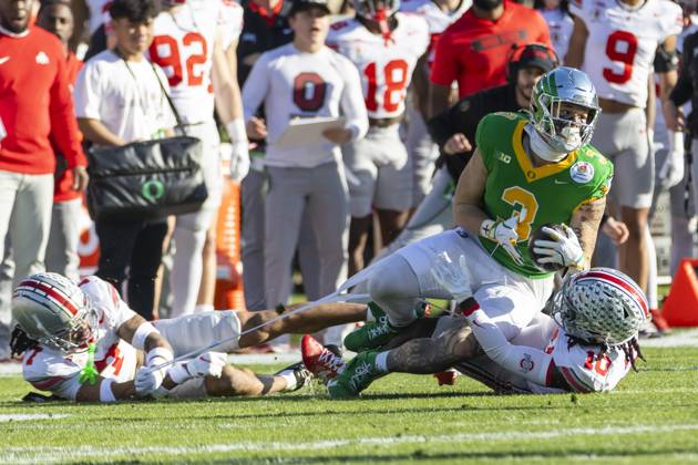 January 1, 2025, Los Angeles, California, United States: Oregon tight end Terrance Ferguson 3 is tackled by Ohio State cornerbacks Jordan Hancock 7 and Denzel Burke 10 during the 2025 Rose Bowl game Wednesday, Jan. 1, 2024, in Pasadena, Calif. Los Angeles USA - ZUMAc68_ 20250101_zaf_c68_010 Copyright: xRingoxChiux
