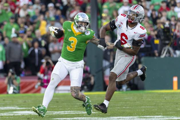 January 1, 2025, Los Angeles, California, United States: Oregon tight end Terrance Ferguson 3 escapes a tackle-attempt by Ohio State linebacker Sonny Styles 6 during the 2025 Rose Bowl game Wednesday, Jan. 1, 2024, in Pasadena, Calif. Los Angeles USA - ZUMAc68_ 20250101_zaf_c68_042 Copyright: xRingoxChiux