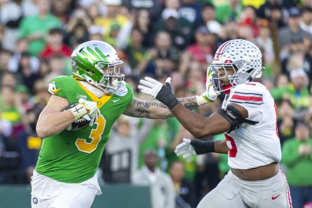 January 1, 2025, Los Angeles, California, United States: Oregon tight end Terrance Ferguson 3 escapes a tackle-attempt by Ohio State linebacker Sonny Styles 6 during the 2025 Rose Bowl game Wednesday, Jan. 1, 2024, in Pasadena, Calif. Los Angeles USA - ZUMAc68_ 20250101_zaf_c68_049 Copyright: xRingoxChiux