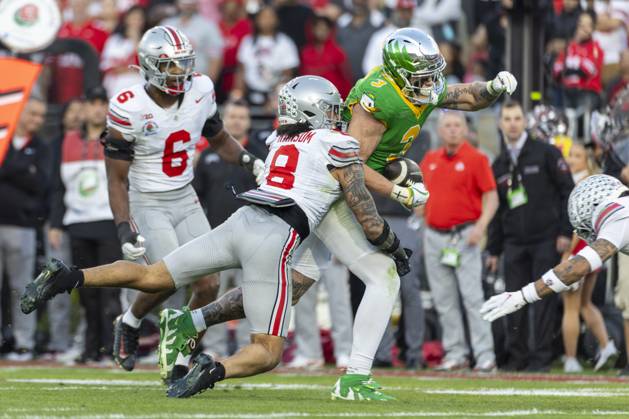 January 1, 2025, Los Angeles, California, United States: Oregon tight end Terrance Ferguson 3 escapes a tackle-attempt by Ohio State safety Lathan Ransom 8 during the 2025 Rose Bowl game Wednesday, Jan. 1, 2024, in Pasadena, Calif. Los Angeles USA - ZUMAc68_ 20250101_zaf_c68_046 Copyright: xRingoxChiux