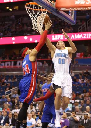 Detroit Pistons at Orlando Magic Orlando forward Aaron Gordon (00) attempts a shot against Detroit forward Tobias Harris (34) on Wednesday, April 6, 2016, at the Amway Center in Orlando, Fla. (Charles King Orlando Sentinel TNS) Orlando FL USA EDITORIAL USE ONLY Copyright: xx 1183022 CharlesxKingx krtphotoslive749783