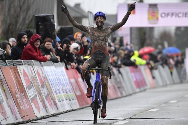 Sport Bilder des Tages UCI Cyclocross World Cup Dendermonde 2025 DENDERMONDE, BELGIUM - JANUARY 05 : Brand Lucinda (NED) of Baloise Glowi Lions celebrates during the 9th leg of the UCI Cyclocross World Cup series 2024-2025 in Dendermonde, Belgium, 05 01 2025 Dendermonde Belgium  Copyright: xPeterxDexVoechtx