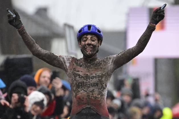 UCI Cyclocross World Cup Dendermonde 2025 DENDERMONDE, BELGIUM - JANUARY 05 : Brand Lucinda (NED) of Baloise Glowi Lions celebrates during the 9th leg of the UCI Cyclocross World Cup series 2024-2025 in Dendermonde, Belgium, 05 01 2025 Dendermonde Belgium  Copyright: xPeterxDexVoechtx