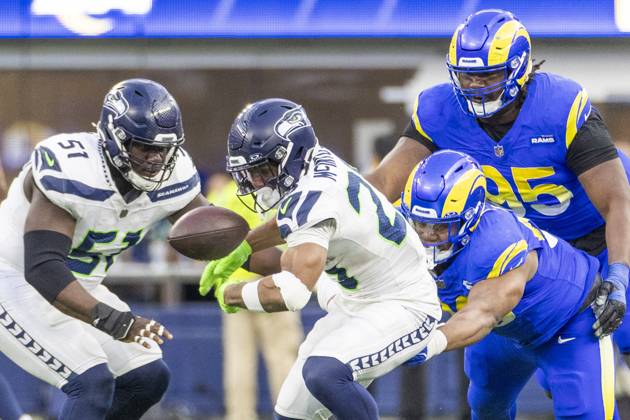 January 5, 2025, Los Angeles, California, United States: Los Angeles Rams defensive end Tyler Davis (2nd R) defects a pass intended for Seattle Seahawks running back Kenny McIntosh (2nd L) during an NFL, American Football Herren, USA football game at SoFi Stadium. Final Score : Seattle Seahawks 30:25 Los Angeles Rams Los Angeles United States - ZUMAs197 20250105_aaa_s197_242 Copyright: xRingoxChiux