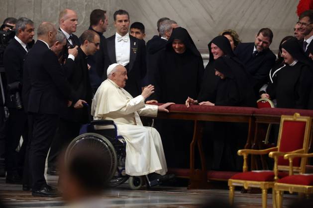 Pope Francis Bergoglio attends the celebration of the Epiphany of the Lord Holy Mass Rome, Italy 06.01.2025 : Pope Francis Bergoglio. arrives at the basilica and greets some nuns before the celebration of the Epiphany of the Lord Holy Mass on Altar of the Confession, St. Peter’s Basilica Rome italy Italy Copyright: xIPAxSport ABACAx