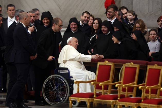 Pope Francis Bergoglio attends the celebration of the Epiphany of the Lord Holy Mass Rome, Italy 06.01.2025 : Pope Francis Bergoglio. arrives at the basilica and greets some nuns before the celebration of the Epiphany of the Lord Holy Mass on Altar of the Confession, St. Peter’s Basilica Rome italy Italy Copyright: xIPAxSport ABACAx
