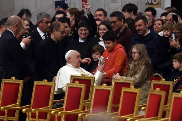 Pope Francis Bergoglio attends the celebration of the Epiphany of the Lord Holy Mass Rome, Italy 06.01.2025 : Pope Francis Bergoglio arrives at the basilica and gives chocolate to children before the celebration of the Epiphany of the Lord Holy Mass on Altar of the Confession, St. Peter’s Basilica Rome italy Italy Copyright: xIPAxSport ABACAx