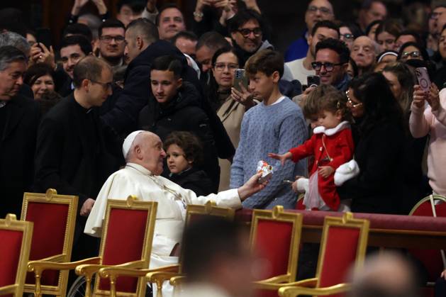 Pope Francis Bergoglio attends the celebration of the Epiphany of the Lord Holy Mass Rome, Italy 06.01.2025 : Pope Francis Bergoglio arrives at the basilica and gives chocolate to children before the celebration of the Epiphany of the Lord Holy Mass on Altar of the Confession, St. Peter’s Basilica Rome italy Italy Copyright: xIPAxSport ABACAx