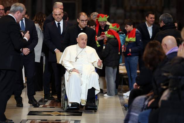 Pope Francis Bergoglio attends the celebration of the Epiphany of the Lord Holy Mass Rome, Italy 06.01.2025 : Pope Francis Bergoglio he goes away in a wheelchair and greets children, disabled faithful after the Epiphany of the Lord Holy Mass on Altar of the Confession, St. Peter’s Basilica Rome italy Italy Copyright: xIPAxSport ABACAx