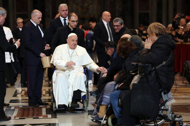 Pope Francis Bergoglio attends the celebration of the Epiphany of the Lord Holy Mass Rome, Italy 06.01.2025 : Pope Francis Bergoglio he goes away in a wheelchair and greets children, disabled faithful after the Epiphany of the Lord Holy Mass on Altar of the Confession, St. Peter’s Basilica Rome italy Italy Copyright: xIPAxSport ABACAx