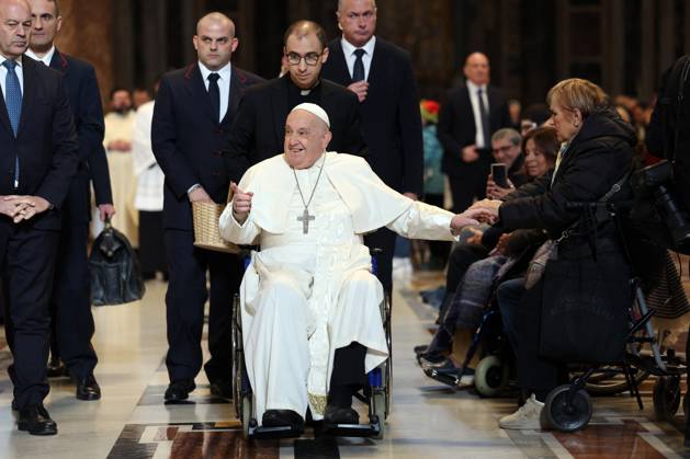 Pope Francis Bergoglio attends the celebration of the Epiphany of the Lord Holy Mass Rome, Italy 06.01.2025 : Pope Francis Bergoglio he goes away in a wheelchair and greets children, disabled faithful after the Epiphany of the Lord Holy Mass on Altar of the Confession, St. Peter’s Basilica Rome italy Italy Copyright: xIPAxSport ABACAx