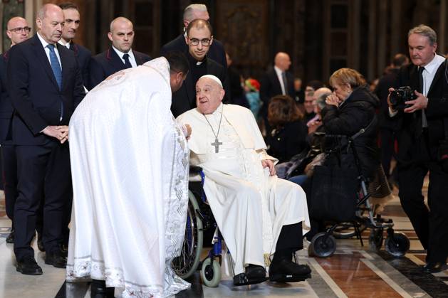 Pope Francis Bergoglio attends the celebration of the Epiphany of the Lord Holy Mass Rome, Italy 06.01.2025 : Pope Francis Bergoglio he goes away in a wheelchair and greets children, disabled faithful after the Epiphany of the Lord Holy Mass on Altar of the Confession, St. Peter’s Basilica Rome italy Italy Copyright: xIPAxSport ABACAx