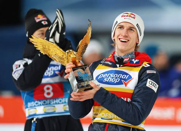 Bilder des Jahres 2025, Sport 01 Januar Sport Themen der Woche KW02 Sport Bilder des Tages Ski jumping, Skispringen, Ski, nordisch - FIS WC Bischofshofen BISCHOFSHOFEN,AUSTRIA,06.JAN.25 - NORDIC SKIING, SKI JUMPING - FIS World Cup, Four Hills Tournament, large hill. Image shows Ryoyu Kobayashi (JPN) and Daniel Tschofenig (AUT). Keywords: trophy. GEPAxpictures xThomasxBachun
