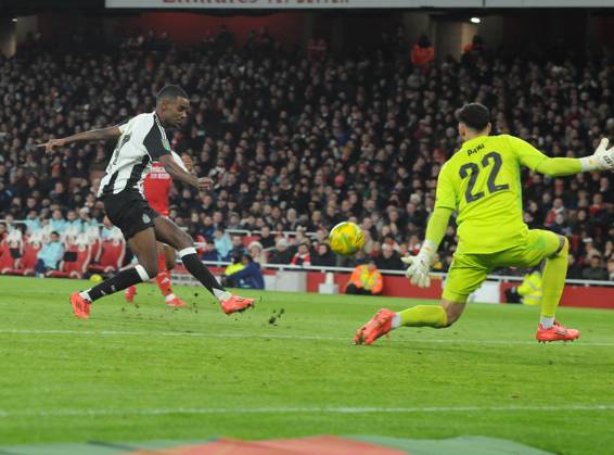 Football - 2024 2025 EFL Carabao League Cup - Semi-Final - First Leg - Arsenal vs Newcastle United - Emirates Stadium - Tuesday 7th January 2025 Alexander Isak of Newcastle United scores his first half goal past goalkeeper, David Raya