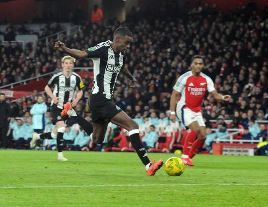 Football - 2024 2025 EFL Carabao League Cup - Semi-Final - First Leg - Arsenal vs Newcastle United - Emirates Stadium - Tuesday 7th January 2025 Alexander Isak of Newcastle United scores his first half goal past goalkeeper, David Raya